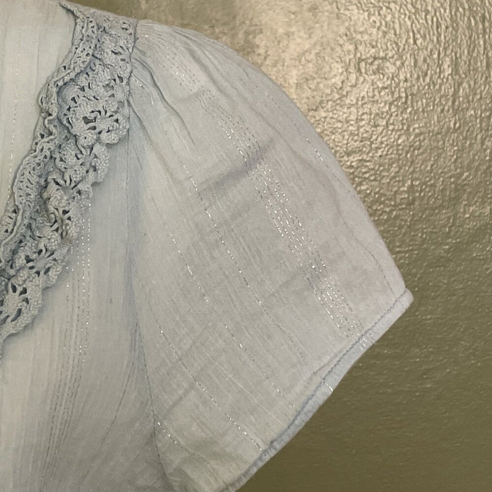 Veeko Wms Sz 38 (US 8) Light Blue Embroidered Peasant Top Ruffles Crepe Fabric - Picture 4 of 11